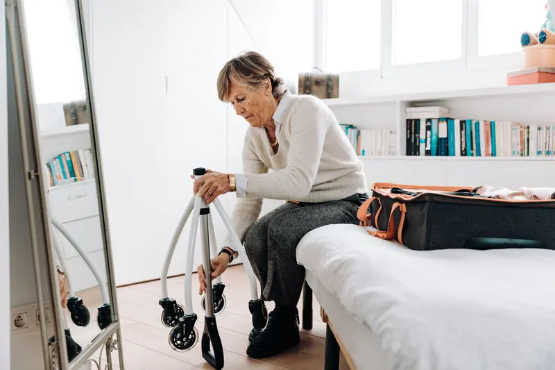 Maintien à domicile à Drap : femme âgée chez elle avec son déambulateur